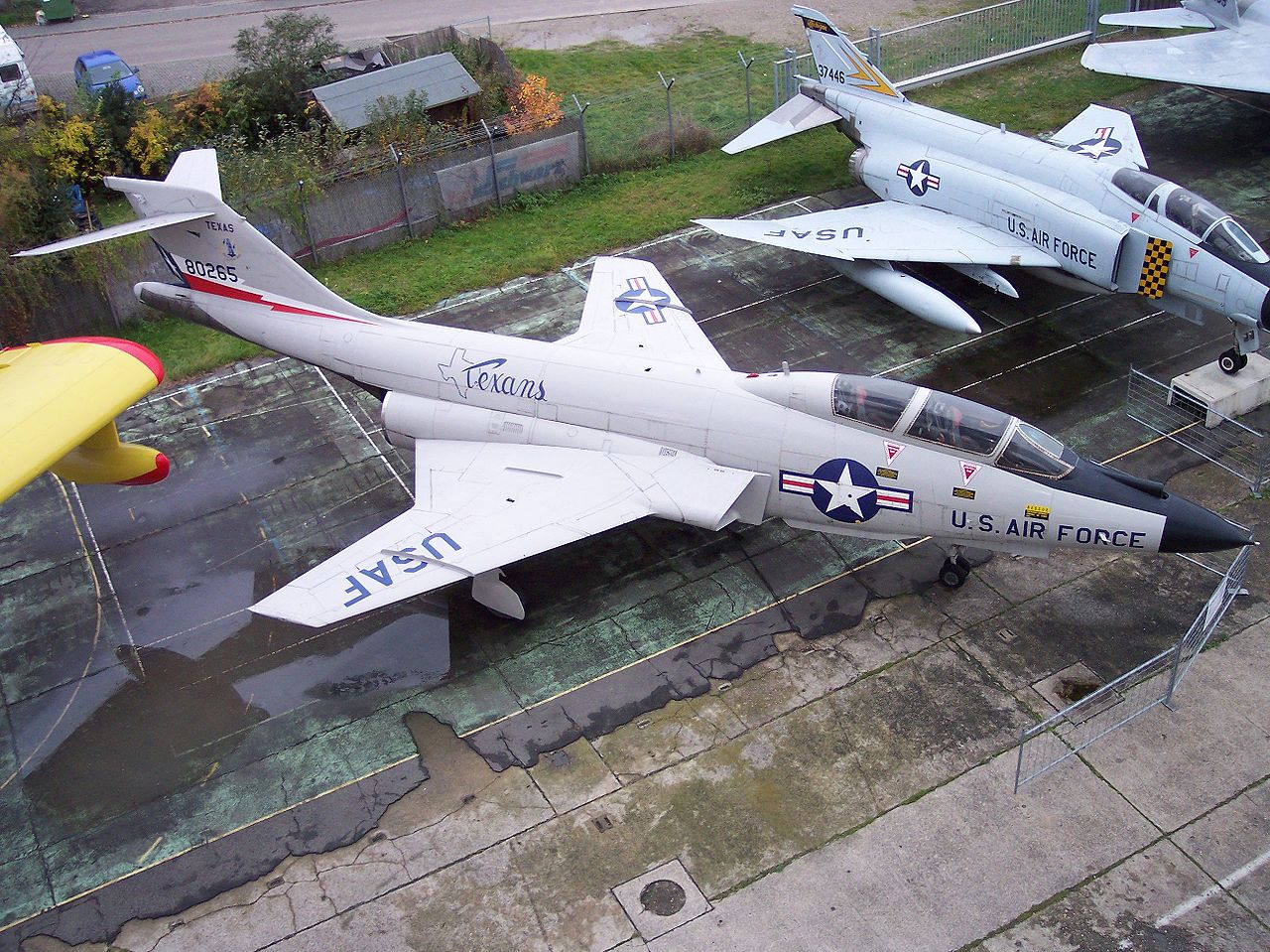 1280px-McDonnell_F-101_Voodoo_high.jpg